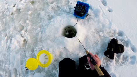 Pescador-de-hielo-pesca-en-región-Nevado