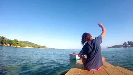 Strand-yoga,-europäischer-Abstammung-Mädchen-auf-einem-dock-4-K