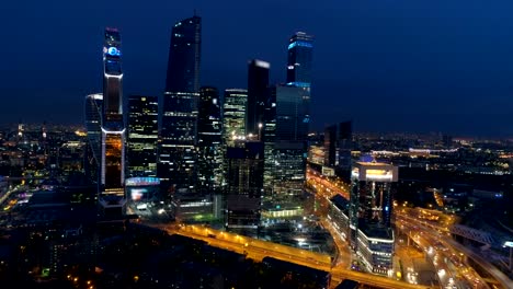 Vista-nocturna-del-centro-de-Moscú.-Aérea.