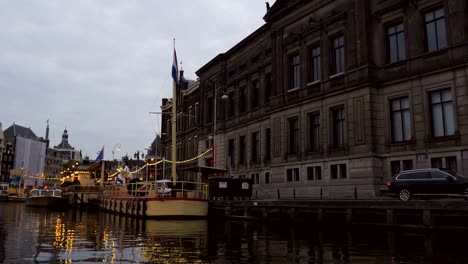 Museo,-restaurante-y-casa-flotante-en-Amsterdam-en-el-Rokin