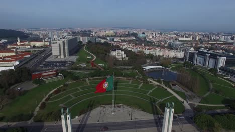 Portugal-Flagge-am-Park-Eduardo-VII,-Lissabon,-Portugal