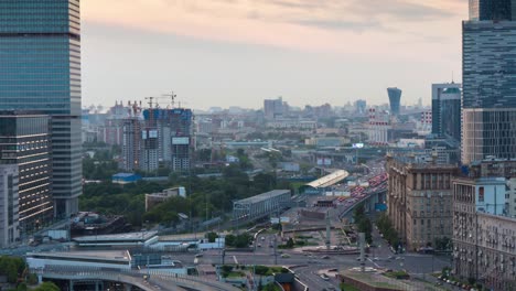 Rusia-al-atardecer-Moscú-ciudad-kutuzovsky-tráfico-azotea-panorama-4k-timelapse