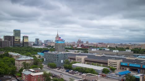 Russland-Regentag-Sturm-Himmel-Moskau-Stadtbild-auf-dem-Dach-Panorama-4k-Zeitraffer