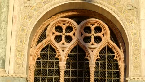 Genaueren-Blick-des-Entwurfs-an-den-Fensterscheiben