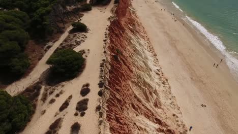 Imágenes-aéreas-de-la-playa-de-Falesia-(Praia-da-Falésia)-en-Algarve,-Portugal