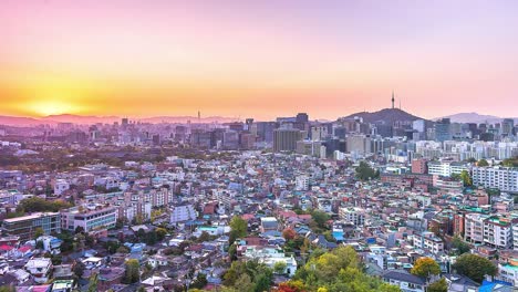 4K-Zeitraffer-von-Seoul-Tower-unter-Stadt-Seoul,-Südkorea