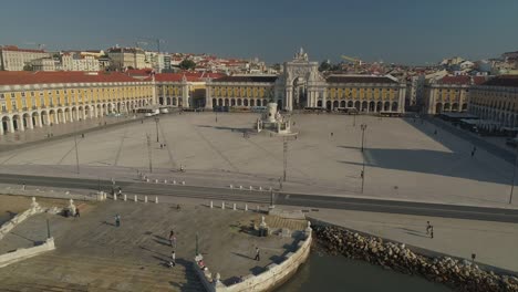 Portugal-sonnigen-Tag-Zeit-Lissabon-berühmten-triumphal-Bogen-quadratische-Antenne-Stadtpanorama-4k