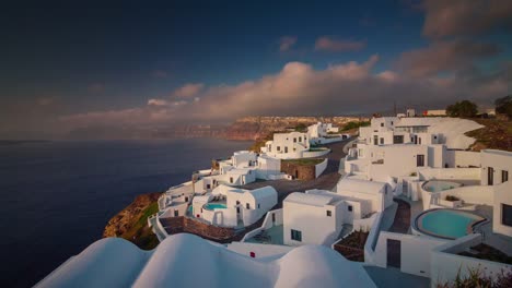 Sonnenuntergang-Himmel-berühmte-Santorini-Insel-Oia-Stadt-Dächer-Bucht-Panorama-4-k-Zeit-hinfällig,-Griechenland