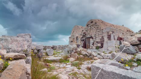 Tag-Zeit-Sturm-Himmel-Santorini-Insel-alte-Steinhaus-Top-Panorama-4-k-Zeit-hinfällig,-Griechenland