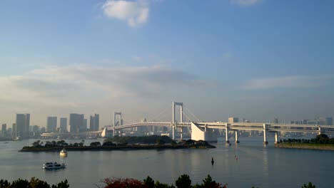 skyline-von-Tokio-und-den-Tokyo-tower-und-die-Regenbogenbrücke