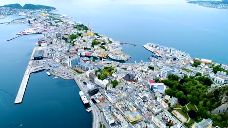 Stadt-von-Alesund-Norwegen-Luftaufnahmen