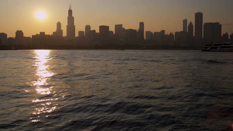 Lake-Michigan-Wolkenkratzer-Downtown-Chicago-bei-Sonnenuntergang-America