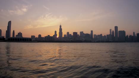 Lago-Michigan-rascacielos-centro-de-Chicago-en-América-al-atardecer