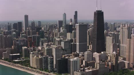 Tagsüber-Luftaufnahme-der-Innenstadt-von-Chicago-und-Hafen-von-Chicago.