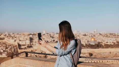 Niedliche-touristischen-Mädchen-Gespräche-über-Videoanruf.-Jerusalem-Israel.-Ziemlich-europäische-Reisende-Frau-lächelt-glücklich-und-aufgeregt.-4K