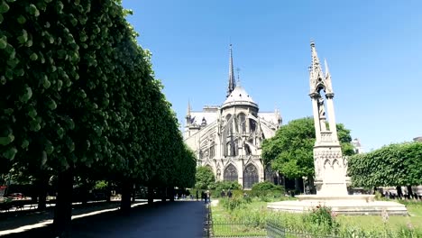 Fontain-Jungfrau-und-Notre-Dame-de-Paris-eine-mittelalterliche-katholische-Kathedrale-in-Paris,-Frankreich