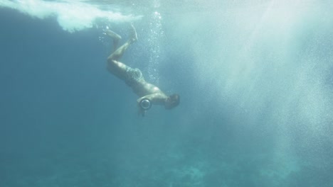 Unterwasseraufnahmen-des-Menschen-Tauchen-im-Meer-erforschen-Korallenriffe-und-Sea-Life.-Schwimmen-mit-Fischen.