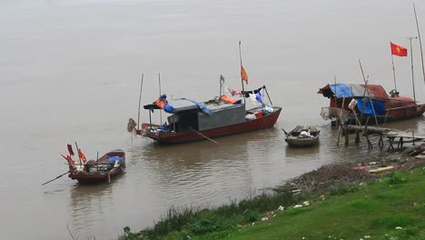 barco-en-el-río,-asia