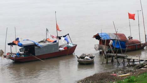 barco-en-el-río,-asia