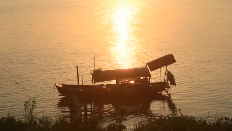 barco-en-el-río,-asia