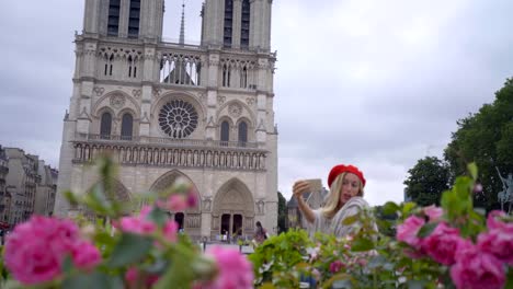 Junge-Frau,-die-die-Selfie-in-Paris-Stadt-Notre-Dame-mit-Handy