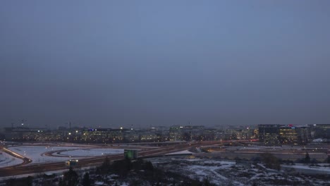 Tag-zur-Nacht-Zeitraffer-Warschaus-Skyline-der-Stadt-mit-Stadtverkehr