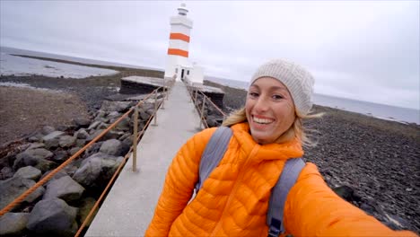 Reisen-Sie,-Frau-nehmen-Selfie-am-Leuchtturm-Zeitlupe