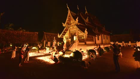 4k,-timelapse,-tonelada-Kwen-templo,-Chiangmai,-Tailandia-–-mayo-de-2017:-pueblo-la-luz-velas-y-rezar-en-el-templo-de-Kwen-Ton-a-la-Visakha-Bucha-día.-Ruido-y-clip-ISO-alta