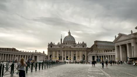 Zeitraffer-von-Gewitterwolken-über-St.-Peter-im-Vatikan