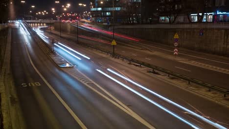 Timelapse-con-inclinación-hacia-abajo-de-una-calle-muy-transitada-en-Varsovia-con-el-horizonte-de-la-ciudad