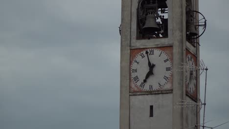 Reloj-de-torre-con-reloj-y-campana-en-la-antigua-ciudad-de-Italia,-mal-tiempo.