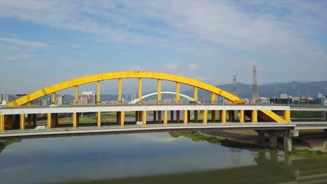 Taiwan-Taipei-Stadt-sonnigen-Tag-Verkehr-Fluss-Brücke-aerial-Panorama-4k