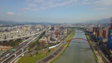 Taiwan-taipei-ciudad-día-soleado-tráfico-carretera-y-río-puente-aéreo-panorama-4k