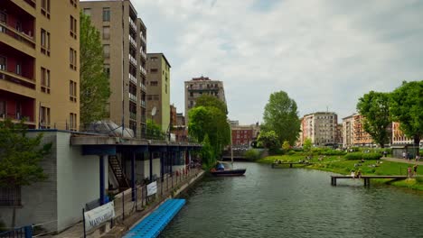 Italia-día-luz-Milán-ciudad-famoso-canal-panorama-4k-timelapse