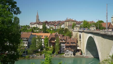 Suiza-Berna-paisaje-soleado-día-río-lado-puente-panorama-4k