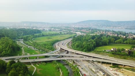 Suiza-soleado-zurich-paisaje-urbano-tráfico-carretera-aérea-panorama-4k