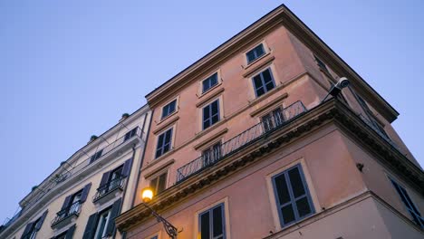 Apartment-building-streets-in-Rome,-Italy.-Windows-with-shutters.-Facades-of-old-houses-in-the-streets-of-Italy.-Traveling-concept.-Slow-motion.-4k