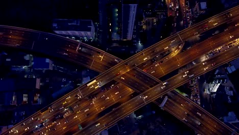 Zoomen-Sie-auf-der-Verkehr-auf-der-Autobahn-bei-Nacht,-Städtisches-Motiv,-Bangkok,-Thailand