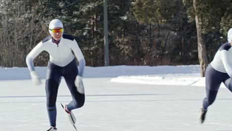 Aktive-Frauen-konkurrieren-im-Eisschnelllauf