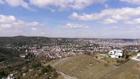 Aerial-View-Stadtbild-mit-fantastischen-blauen-Wolkenhimmel,-Stuttgart,-Deutschland