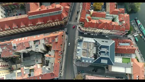 Vista-panorámica-desde-arriba-en-el-castillo-de-Praga,-aérea-de-la-ciudad,-ver-desde-arriba-el-paisaje-urbano-de-Praga,-vuelo-sobre-la-ciudad,-top-view,-Moldava,-puente-Carlos,-Praga