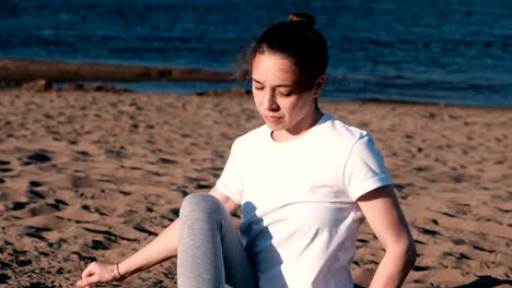 Frau,-dehnen,-Yoga-am-Strand-am-Fluss-in-der-Stadt.-Schöne-Aussicht.