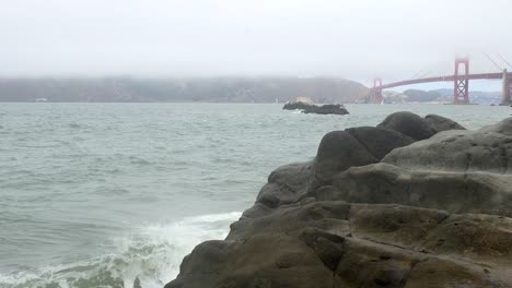 Kamera-zeigt-die-Golden-Gate-Bridge-hinter-Felsen