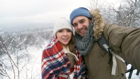 Paar-Winter-Natur-in-die-Kamera-erzählen