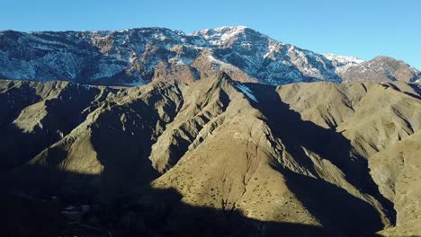 Vuelo-del-abejón-con-el-hermoso-paisaje-de-montaña-en-Marruecos