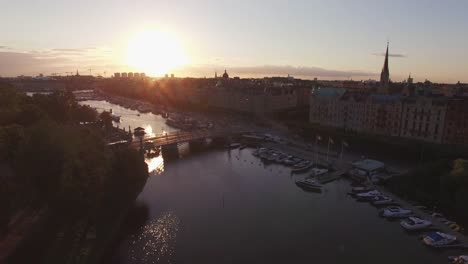 Blick-über-Stockholm-Stadt-bei-Sonnenuntergang.-Drohne-Schuss-überfliegen-Stadtbild-in-Schweden