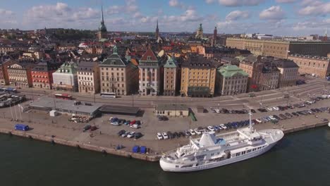 Volando-sobre-los-edificios-de-la-ciudad-en-Estocolmo,-Suecia.-Vista-aérea-drone-de-ciudad-vieja-de-Estocolmo.-Rodada-en-4K-UHD