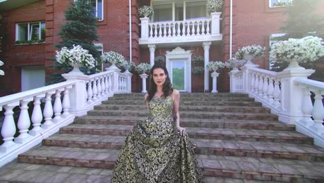 Hermosa-mujer-en-vestido-largo-plantea.