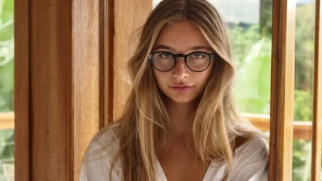 Blond-beauty-in-specs