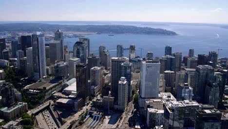 Gebäude-am-Meer-gelegene-Stadt-Skyline-Sonnentag-Antenne